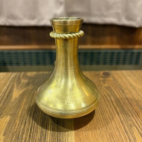 Classic elegant vintage solid brass rope design bud vase - Picture 6 of 11
